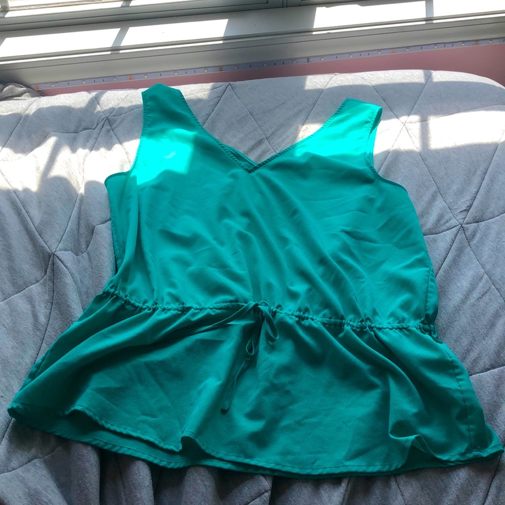 This is a shirt from Banana Republic. Is quite new. Only worn 4-5 times.